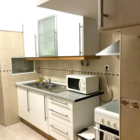 Апартаменти T2 In Typical In Sapadores Лісабон